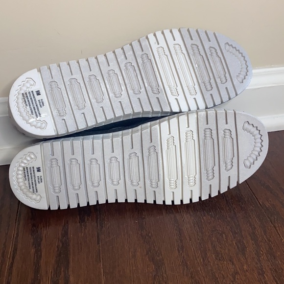 J. Sport Floral Shoes NWT - Picture 5 of 9